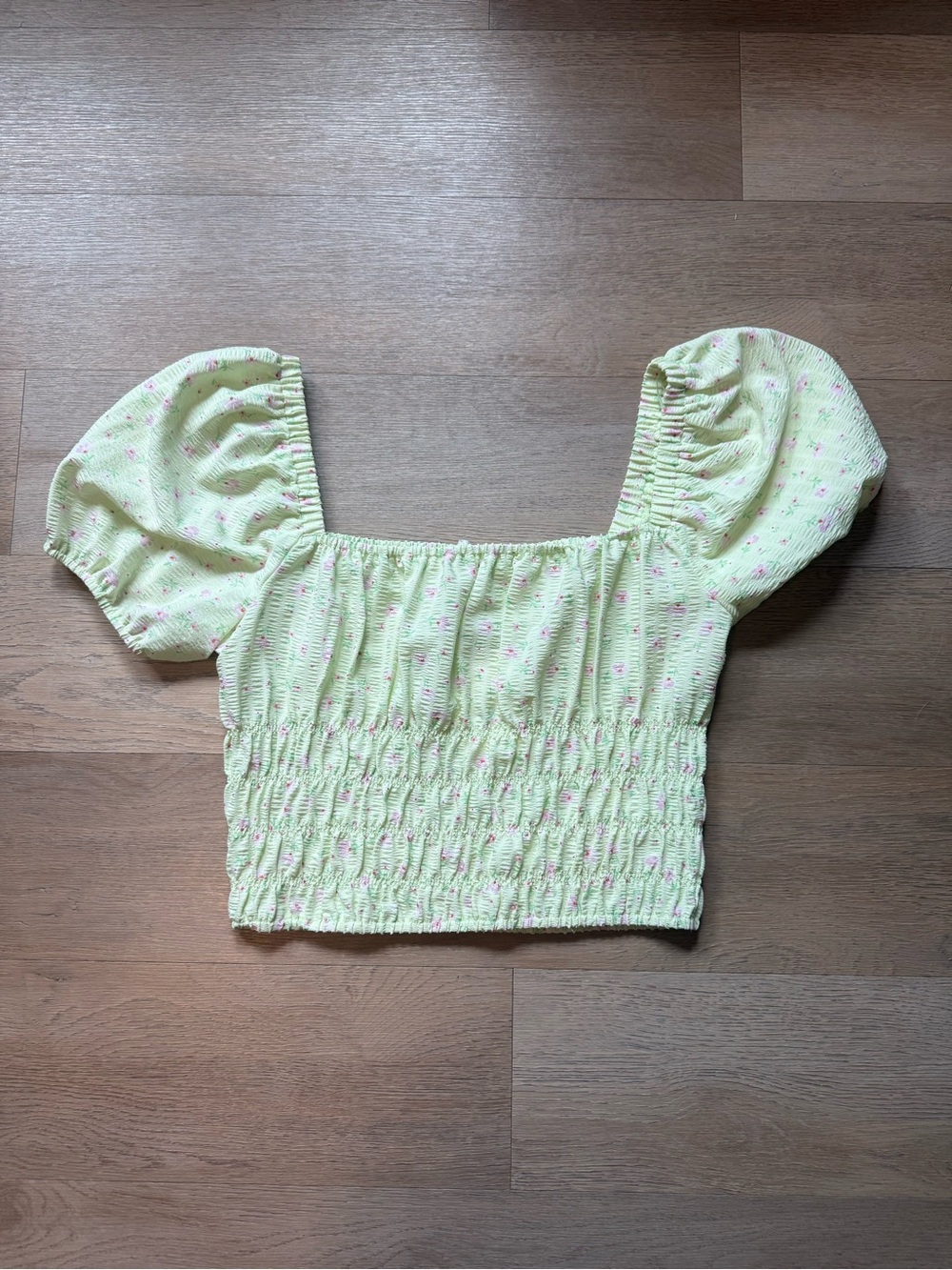Elodie Puff-Sleeve Smocked Crop Top in Light Green Floral Blouse - M
